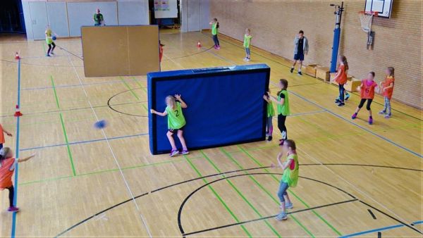 Sport - 5. Klasse Kleine Spiele für alle. Doppelstunde 2 - Clip 5: Mattenvölkerball